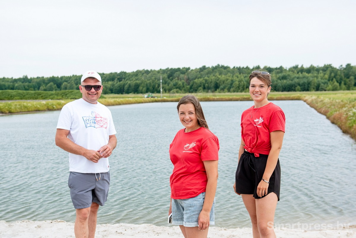 27-Возле домика Андрей выкопал озеро и сделал пляж из белого песка.jpg
