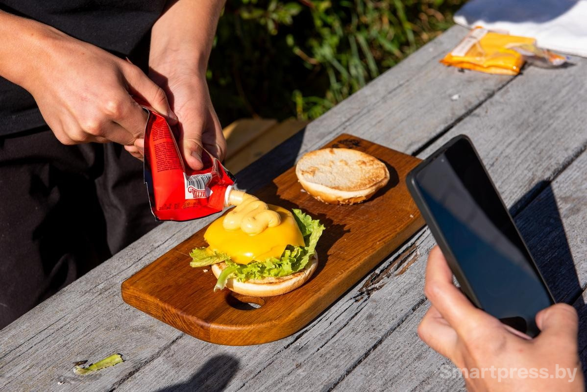 17-Готовый бургер и горчичный соус.jpg