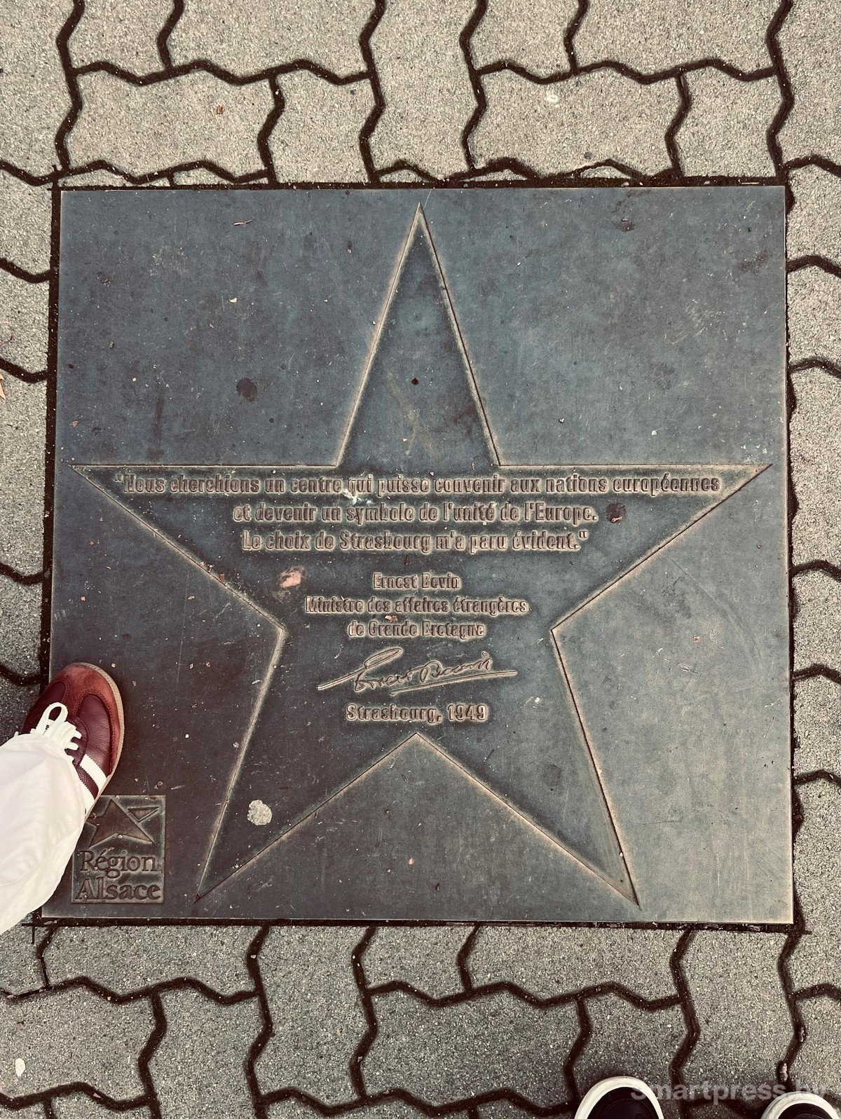 23-Дорога в евроквартал выложена звездами.jpg