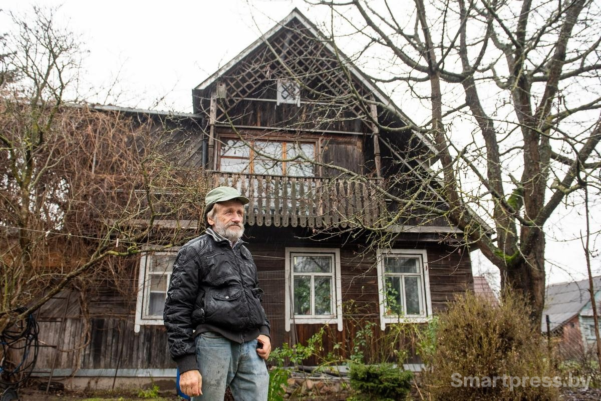 2-Геннадий Пузанкевич на фоне своего дома.jpg