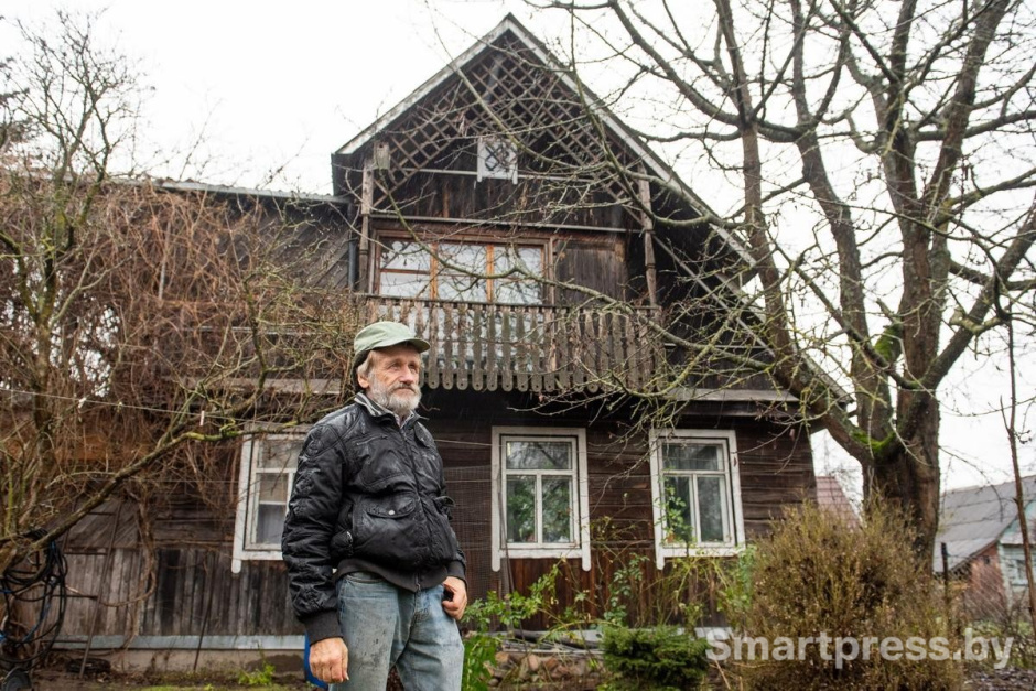 2-Геннадий Пузанкевич на фоне своего дома.jpg