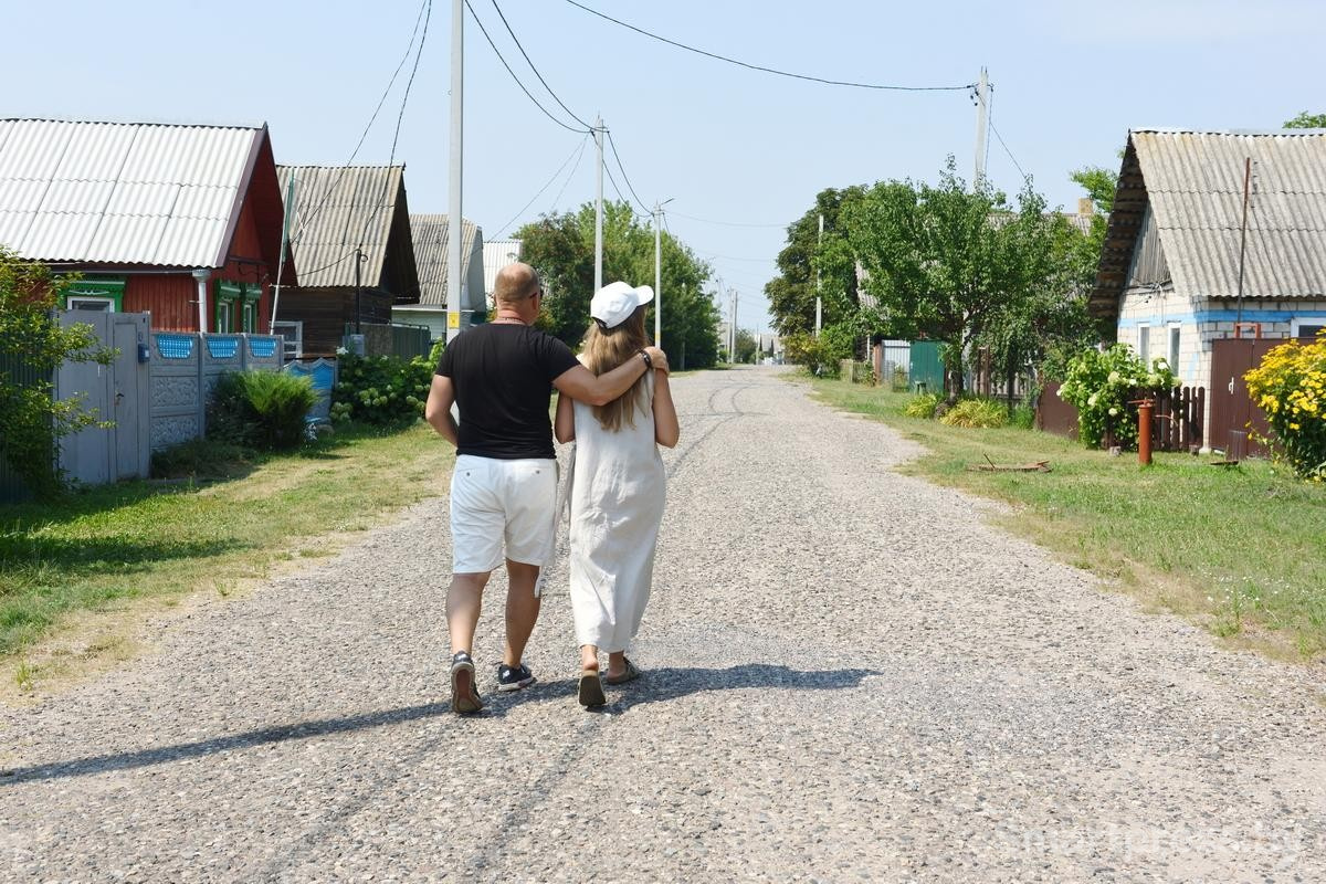 20-Гуляют по деревенской улице.jpg
