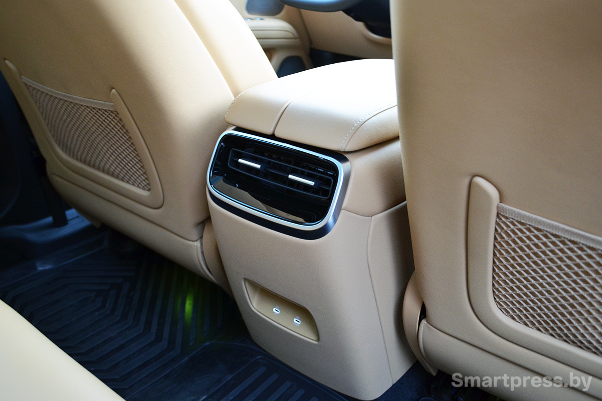 USB-порты на центральной консоли для пассажиров заднего ряда.JPG