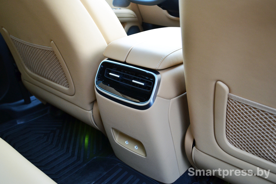 USB-порты на центральной консоли для пассажиров заднего ряда.JPG