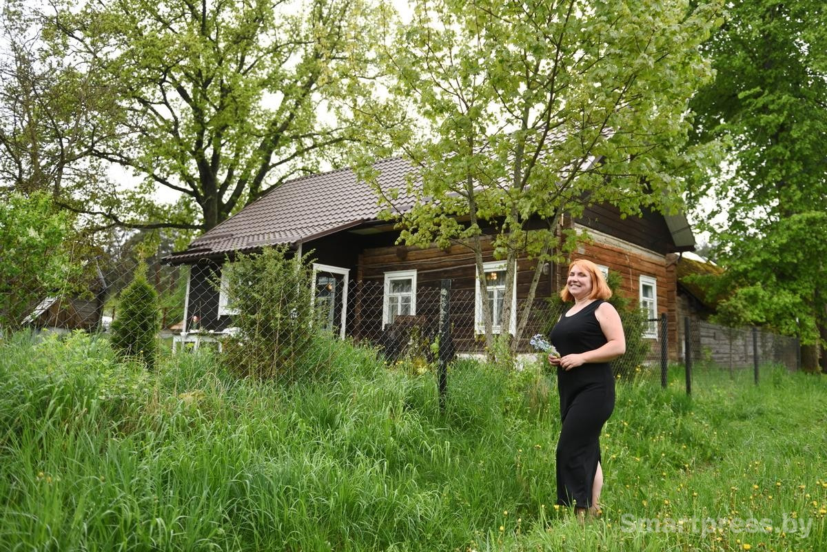 23-Татьяна Микулич рядом со своим домо в деревне.jpg