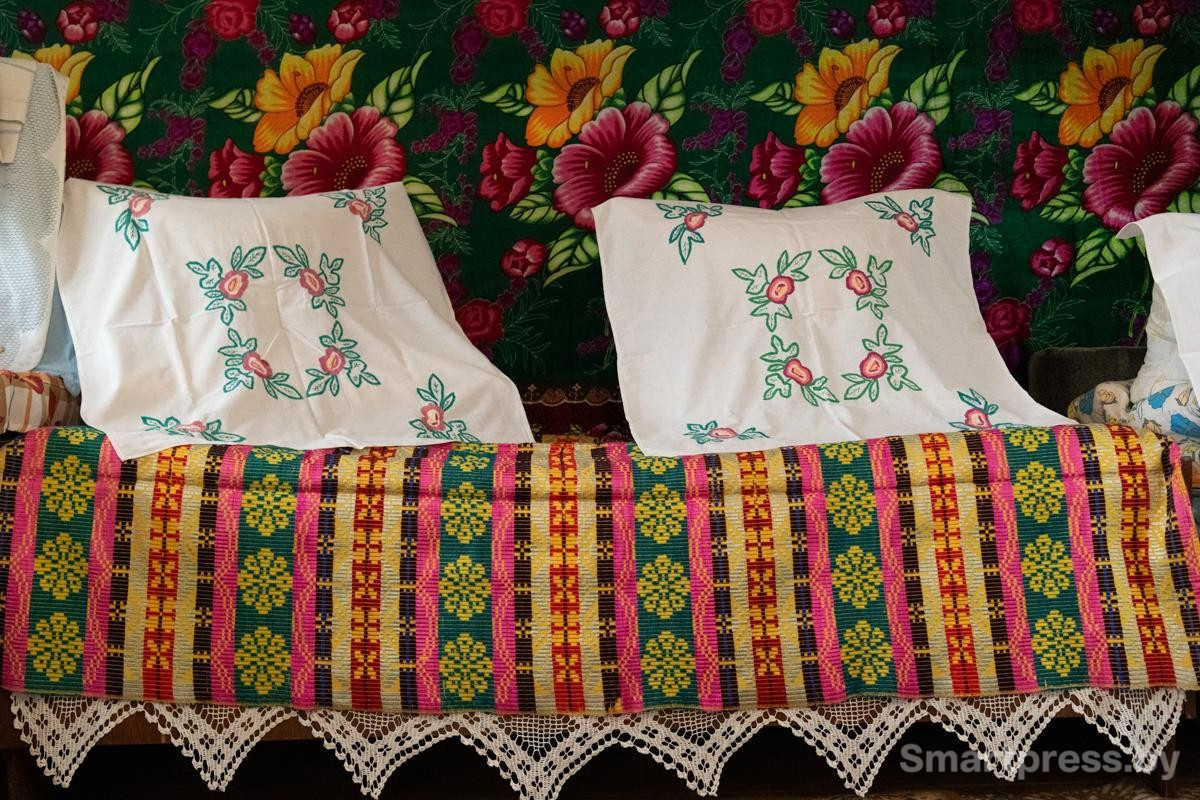 16-Кровать в деревенском доме.jpg