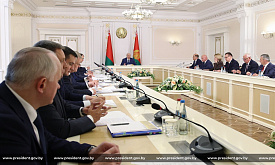Детские пособия могут привязать к зарплате. Лукашенко предложил сделать материнство и отцовство “модным трендом”