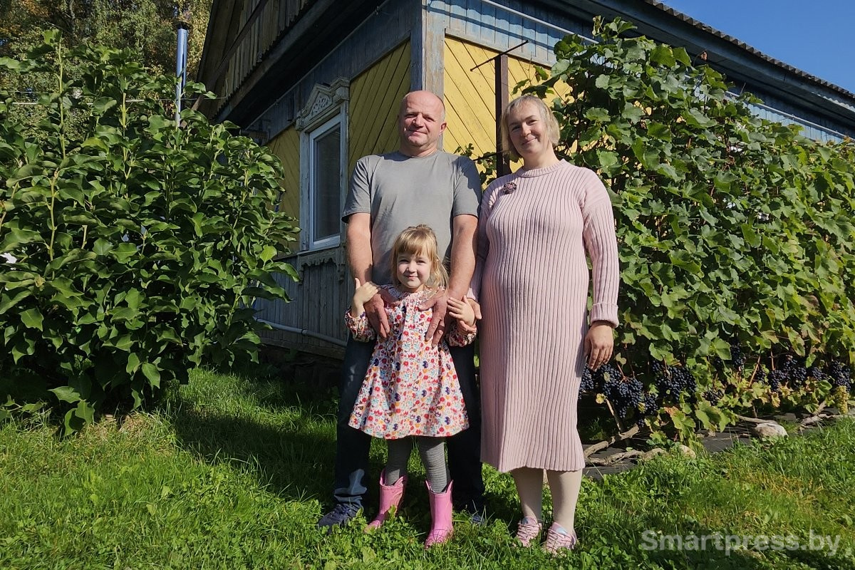 1-Светлана Воробьева ее муж Александ и их дочка Дарина возле своего дома.jpg