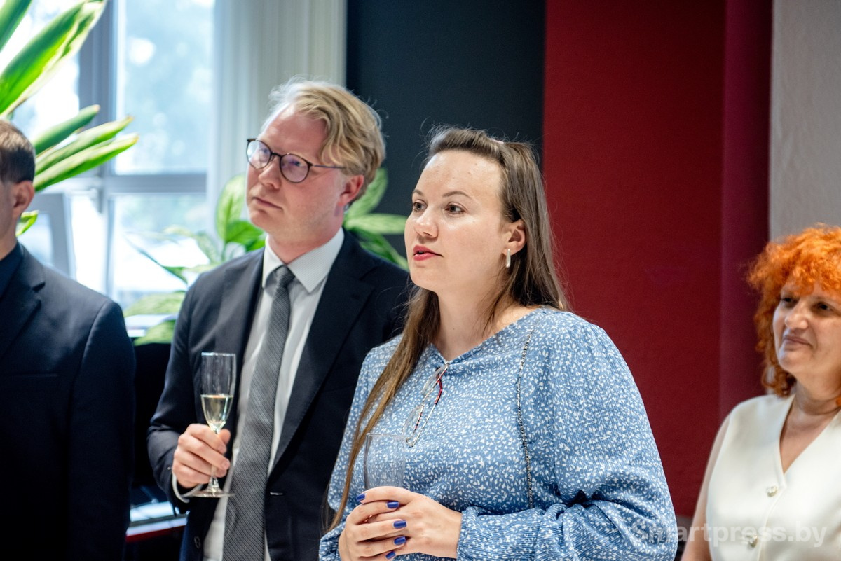 20-Советник посольства Германии Филипп Энгстлер и руководитель отдела обучения Speak Native Ольга Ермакова.jpg