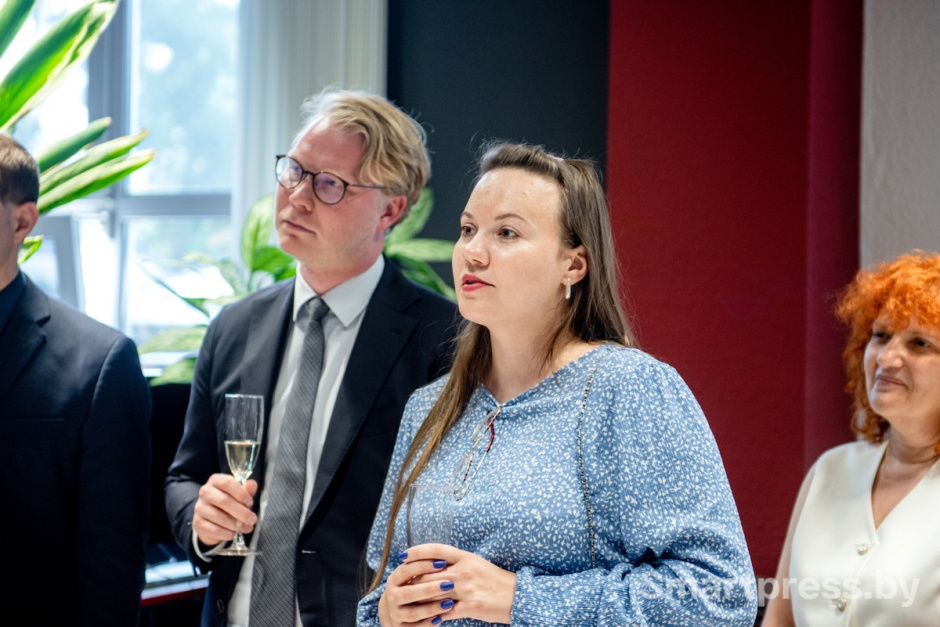 20-Советник посольства Германии Филипп Энгстлер и руководитель отдела обучения Speak Native Ольга Ермакова.jpg