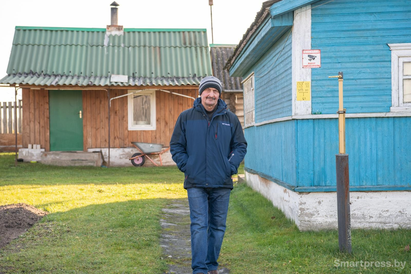 5-Марьян Янушкевич возле своего дома.jpg