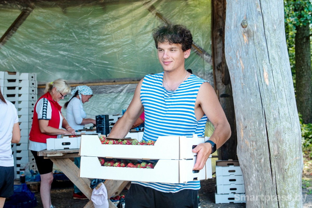 23-В хозяйстве АгроЯгодка.jpg