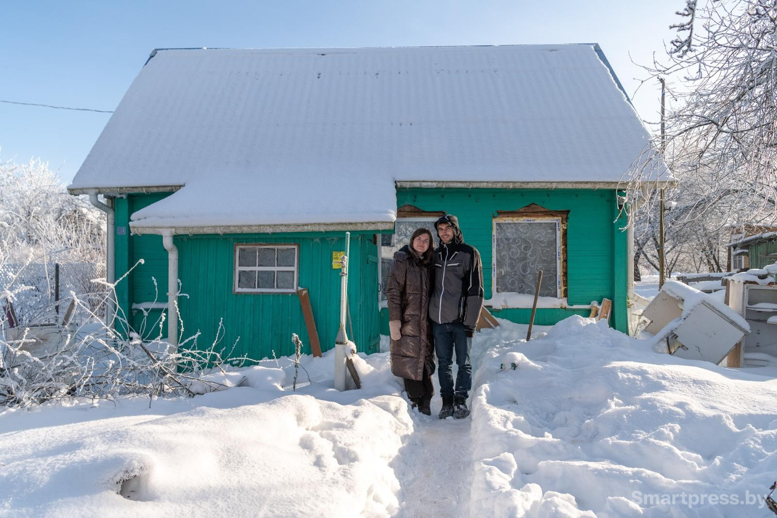 14-Витя и Настя на фоне деревенского домика.jpg