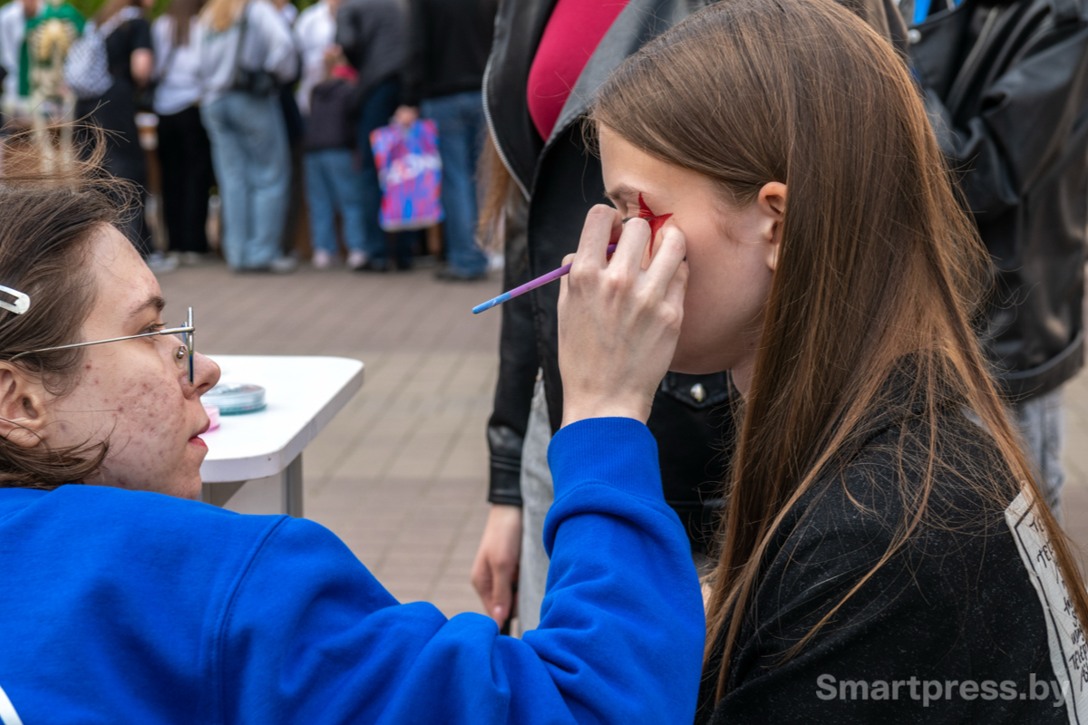 Дополнить свой образ можно было аквагримом