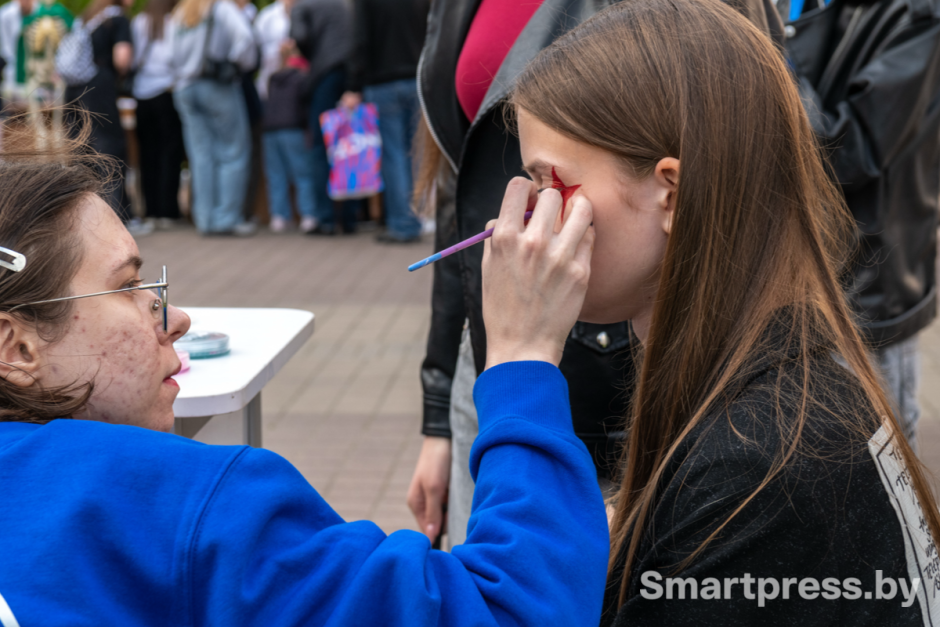 Дополнить свой образ можно было аквагримом
