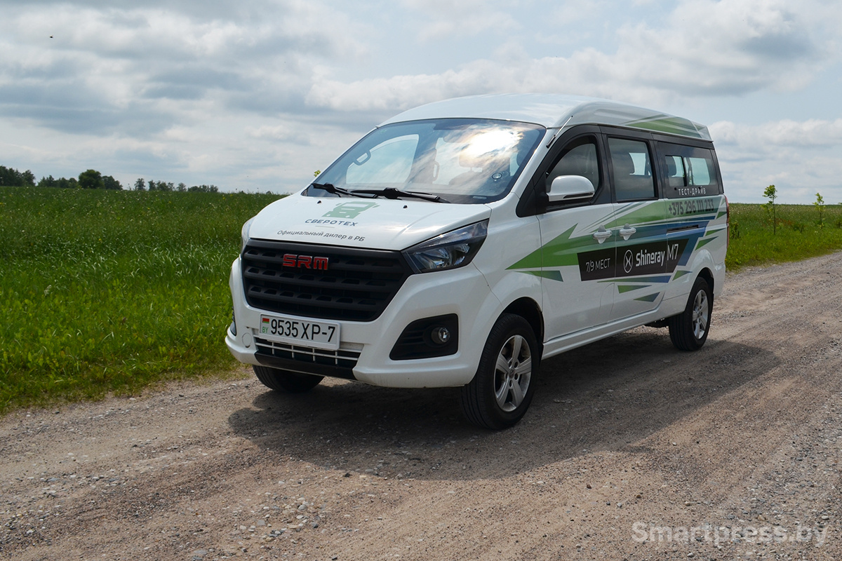 Shineray M7 на грунтовой дороге.jpg