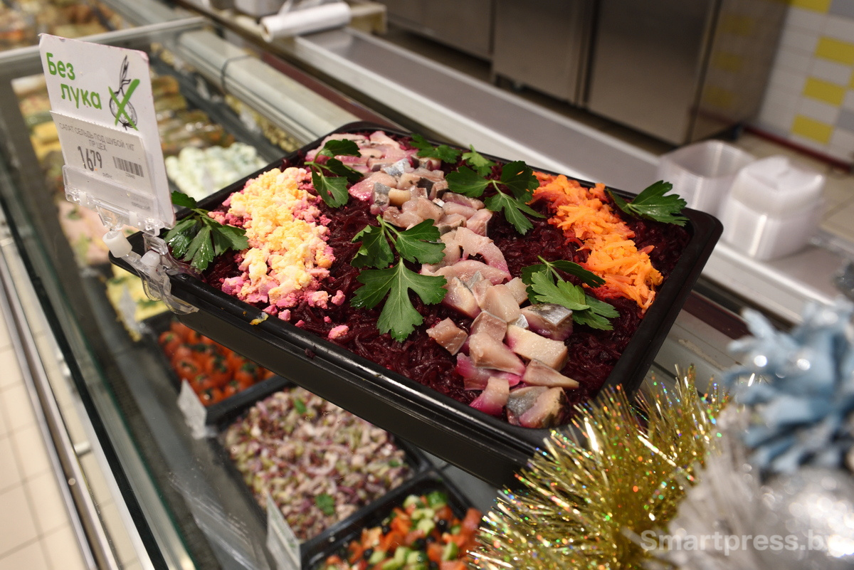 Новогодний стол селедка под шубой