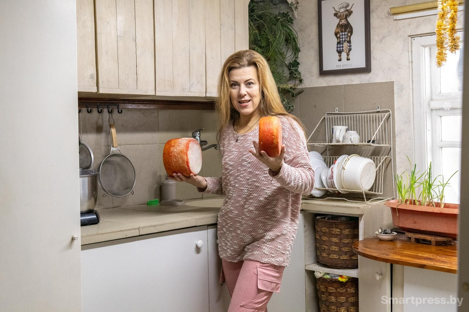 26-Инна держит в руках сыр.jpg