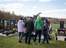 Лампадки, разговоры и воспоминания. Как прошла Радуница в Могилеве - фоторепортаж