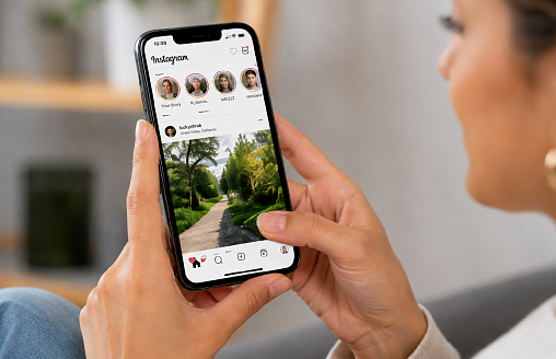 Хотите смотреть чужие истории анонимно? В Instagram появятся новые функции