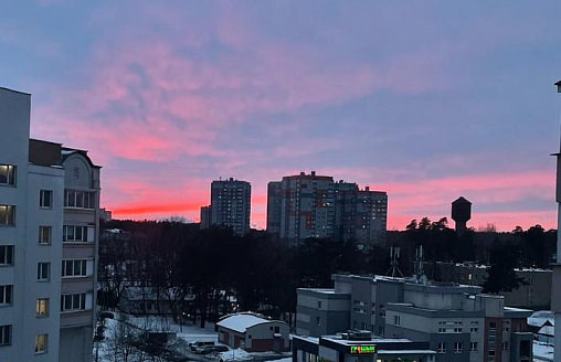 Над Минском заметили “кровавый” закат. Это не мистика, а оптика