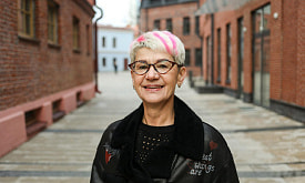 “Если мне так хочется, значит можно!”. Анжелика из Барановичей в 56 лет красит волосы в розовый и увлекается экстримом