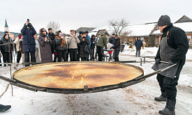 Пекут двухметровый блин, будят медведя и дарят подарки богам: в Суле начались масленичные гуляния 