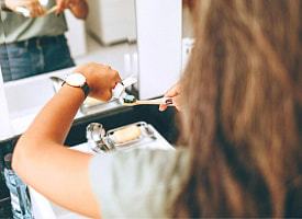 “Щетка очищает только 60% поверхности зубов”. Чем почистить всё остальное – рассказывает доктор