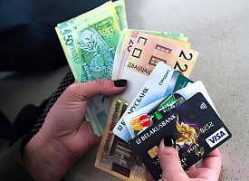 Минчанка хотела положить деньги на счёт – в банке вызвали милицию