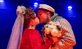 В НАДТ им. Горького поставили “12 стульев”: спектакль обещает стать кассовым