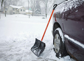 Не убрала снег возле авто. Белоруска получила “повестку” в ЖКХ по административному делу