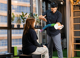 Поможет только операция? Нейрохирург развеяла 8 мифов о болях в спине