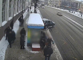 Лишили прав на 6 месяцев. В Гомеле машину занесло на остановку – у водителя штраф 315 рублей