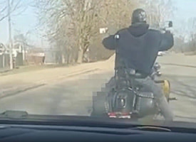 Штраф 9000 рублей и 5 лет без прав. В Фаниполе мотоциклист преследовал девушку