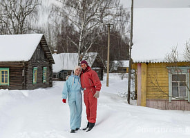 Семья купила хату в глуши и устроила “кинотеатр” с видом на природу
