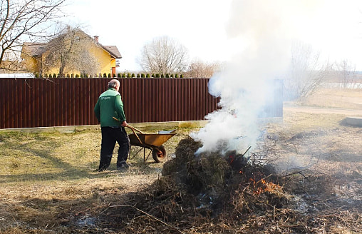 МЧС предупредило белорусов о штрафах в 225 и 2250 рублей за пал травы. О чём важно знать?