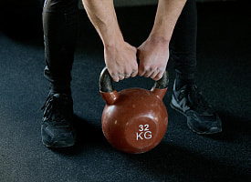 “Тягать железо” в спортзале вредно для давления? Узнали у врача