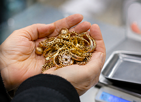Минфин впервые за полтора месяца повысил цены на скупку золота у населения. Сколько дадут?