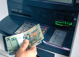 Крупнейший банк Беларуси призвал запастись наличными и предупредил о “масштабных” сбоях