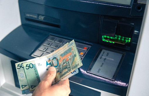 Крупнейший банк Беларуси призвал запастись наличными и предупредил о “масштабных” сбоях