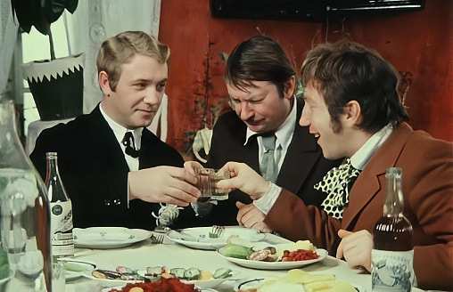 Стакан воды после каждой рюмки. Спасет ли этот лайфхак от опьянения – спросили у доктора