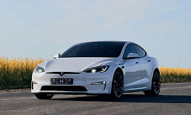 Гомельчанин готов бесплатно катать “особенных детей” на редкой Tesla. Зачем ему это нужно, и есть ли спрос?