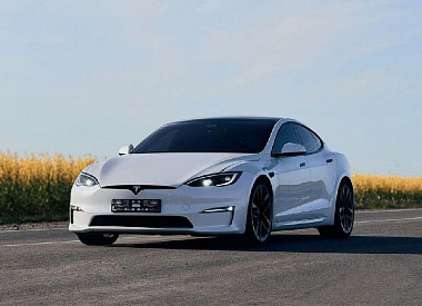 Гомельчанин готов бесплатно катать “особенных детей” на редкой Tesla. Зачем ему это нужно, и есть ли спрос?
