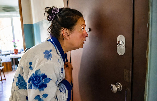 Двойной звонок – и приезжает группа для “жесткого обыска”: милиция “запретила” белорусам открывать двери этим людям и передавать деньги
