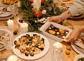 Что делать с оливье, майонезом и мясом? Инструкция по выживанию за новогодним столом