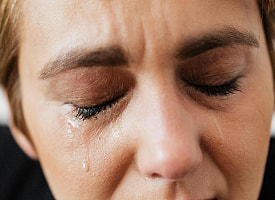 Врачи научились снимать хроническую боль с помощью электричества. Это как?