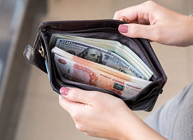 Белоруска пришла в ТЦ обменять валюту и получила штраф 1350 рублей. За что?