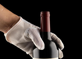 На аукционе в США продали самую дорогую бутылку вина – новый мировой рекорд