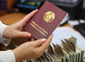 Белорусу не отдали трудовую из-за книг: странная история при увольнении на Витебщине