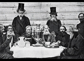 Чай, который лечил царя: история напитка, ставшего национальным ритуалом в России XVII века